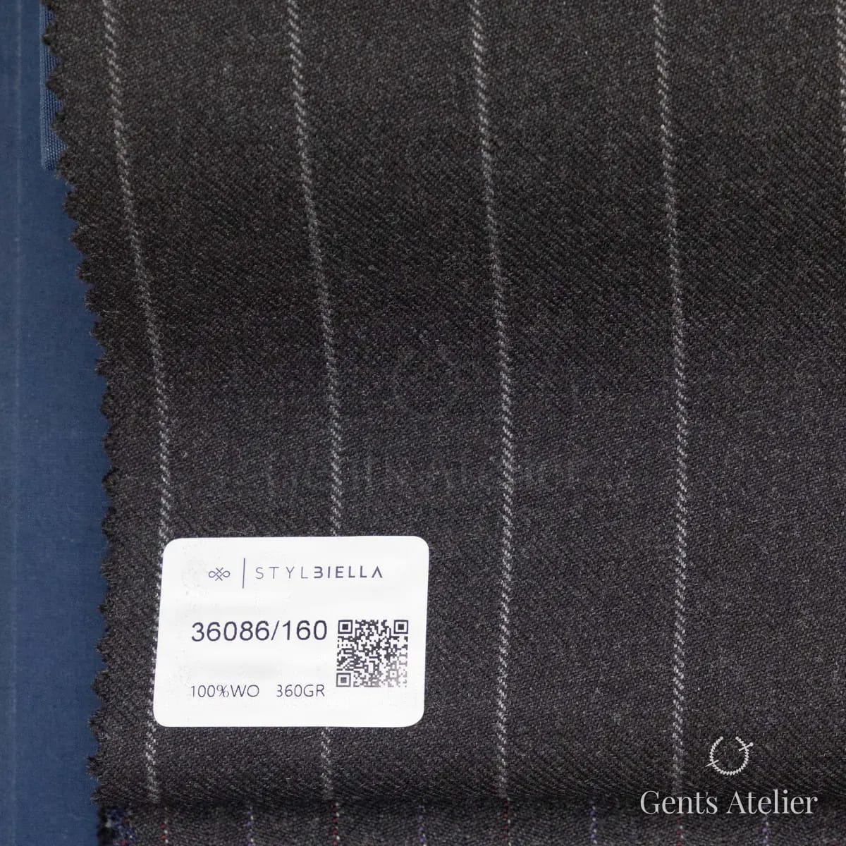Образец ткани Stylbiella 36086/160 с этикеткой, тёмно-серый