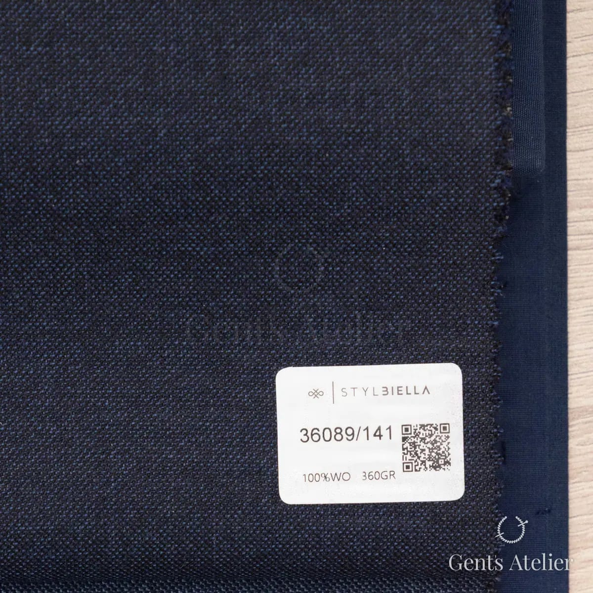 Образец ткани Stylbiella 36089/141 с этикеткой, тёмно-синий