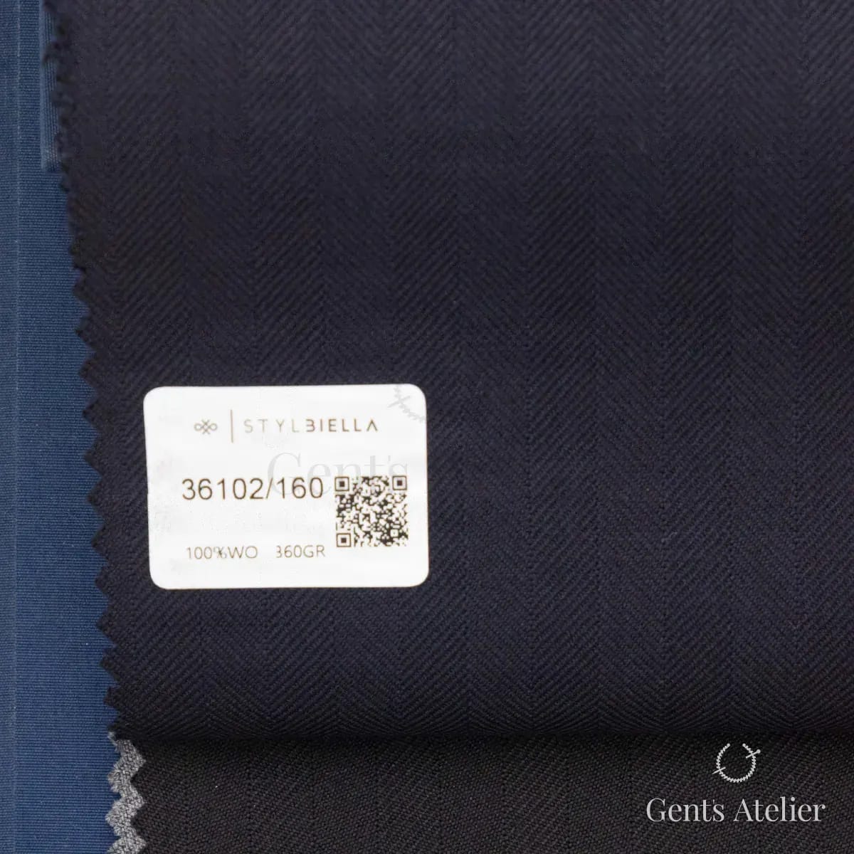 Образец ткани Stylbiella 36102/160 с этикеткой, иссиня-чёрный