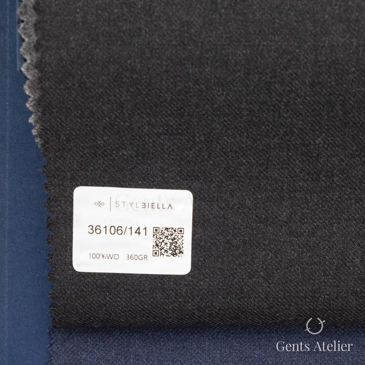 Образец ткани Stylbiella 36106/141 с этикеткой, графитовый