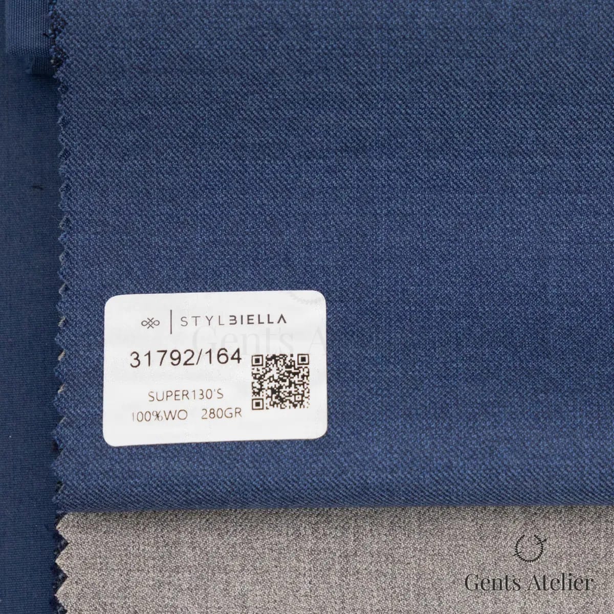 Образец ткани Stylbiella 31792/164 с этикеткой, тёмно-синий