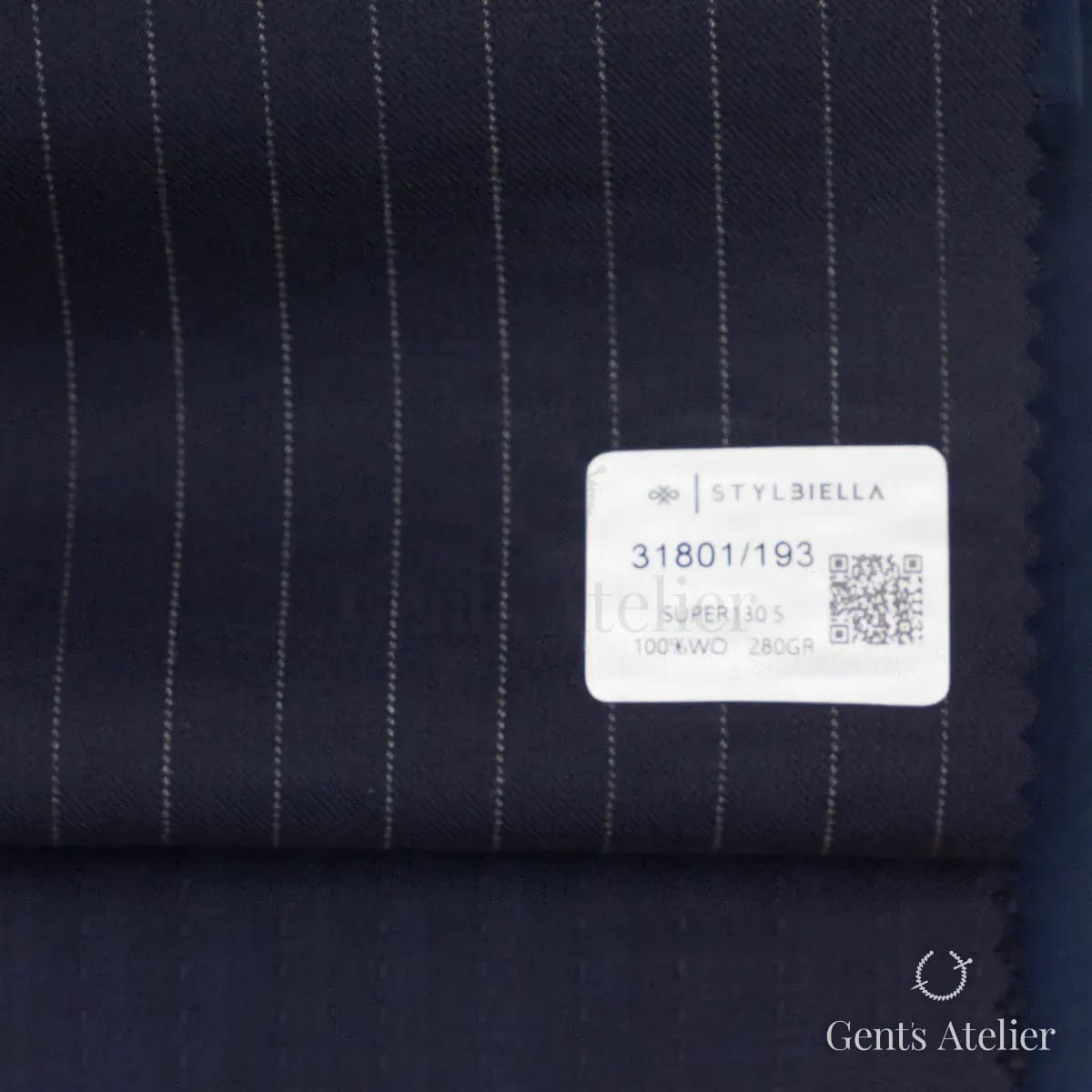 Образец ткани Stylbiella 31801/193 с этикеткой, тёмно-синий
