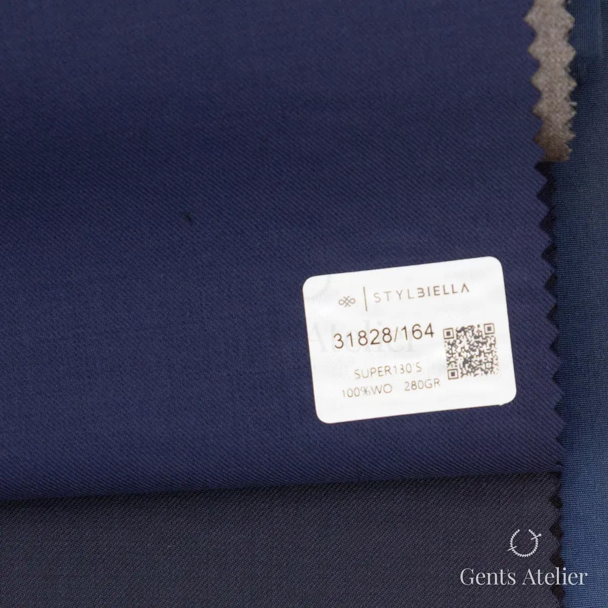 Образец ткани Stylbiella 31828/164 с этикеткой, тёмно-синий