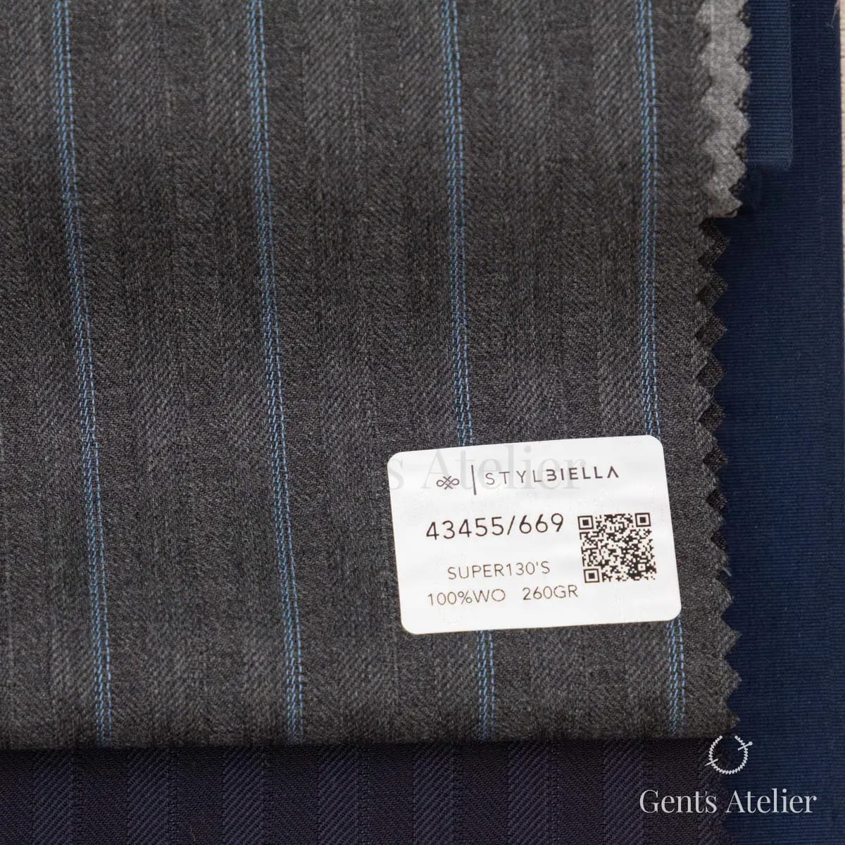 Образец ткани Stylbiella 43455/669 с этикеткой, тёмно-серый