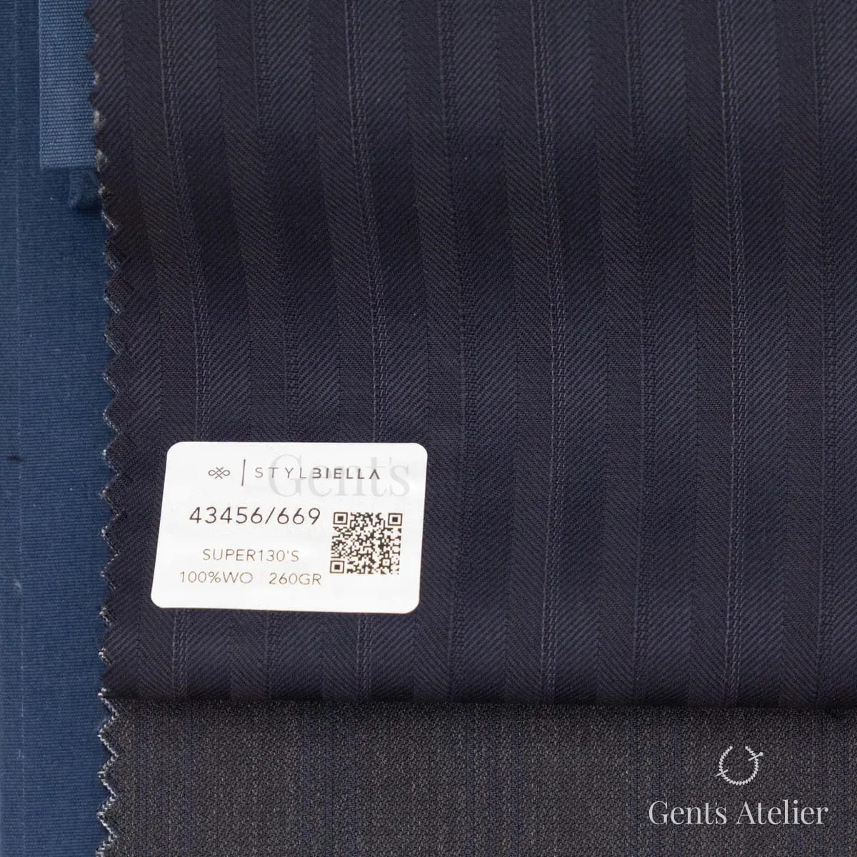 Образец ткани Stylbiella 43456/669 с этикеткой, тёмно-синий