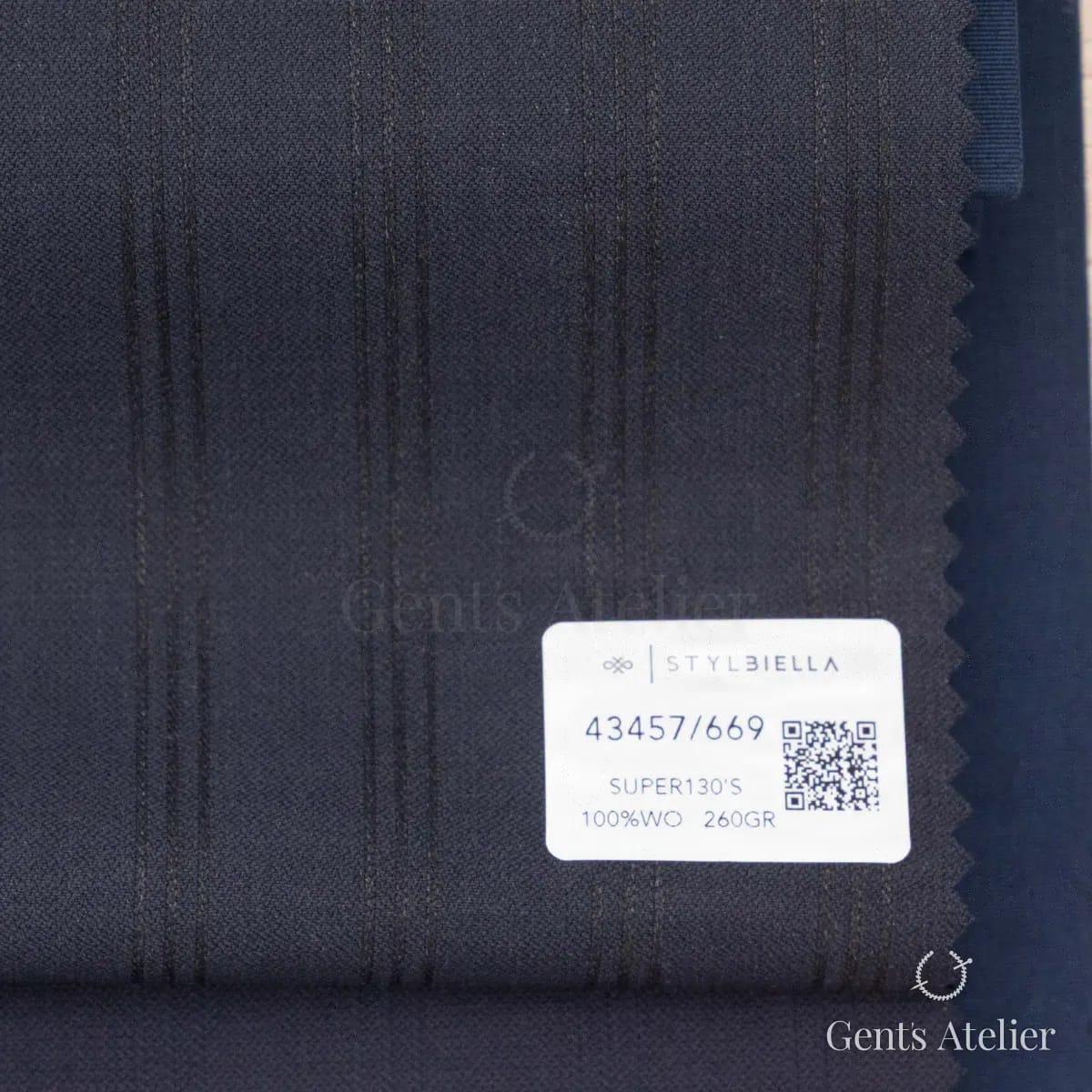 Образец ткани Stylbiella 43457/669 с этикеткой, тёмно-синий