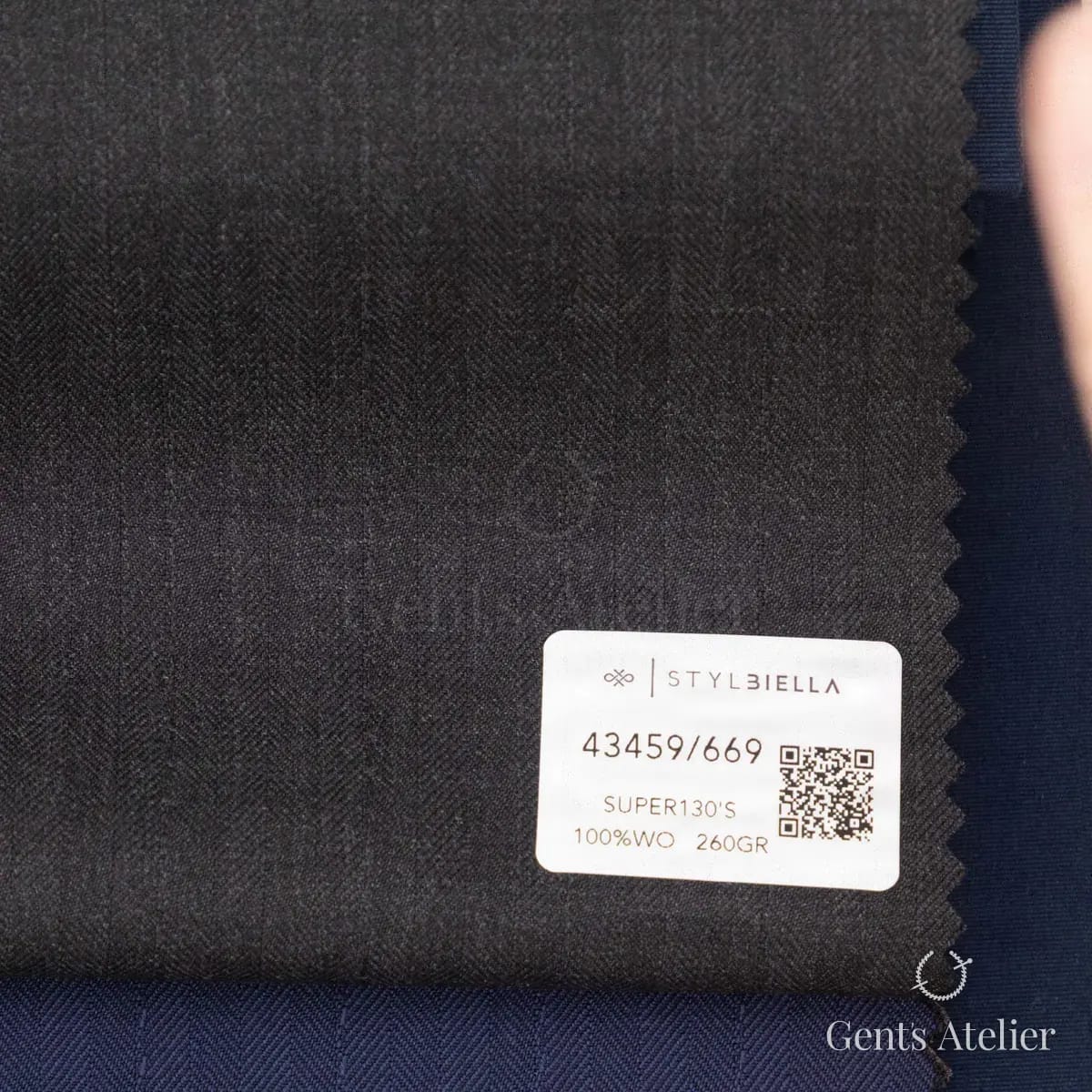 Образец ткани Stylbiella 43459/669 с этикеткой, графитовый