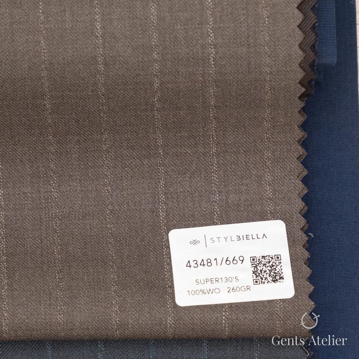 Образец ткани Stylbiella 43481/669 с этикеткой, тауп