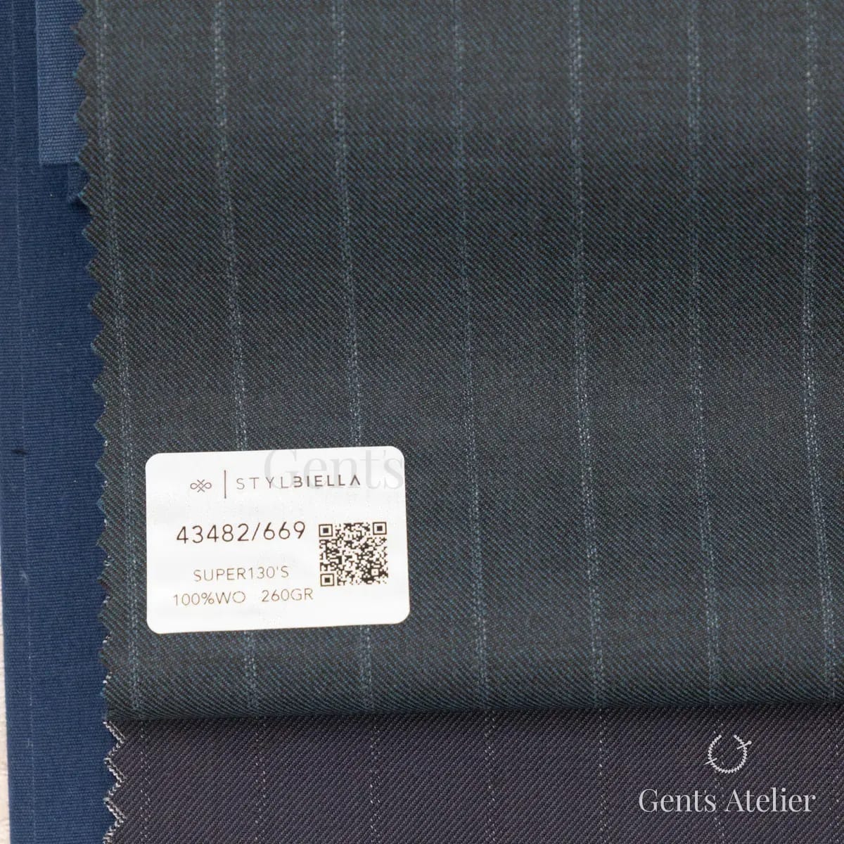 Образец ткани Stylbiella 43482/669 с этикеткой, серый