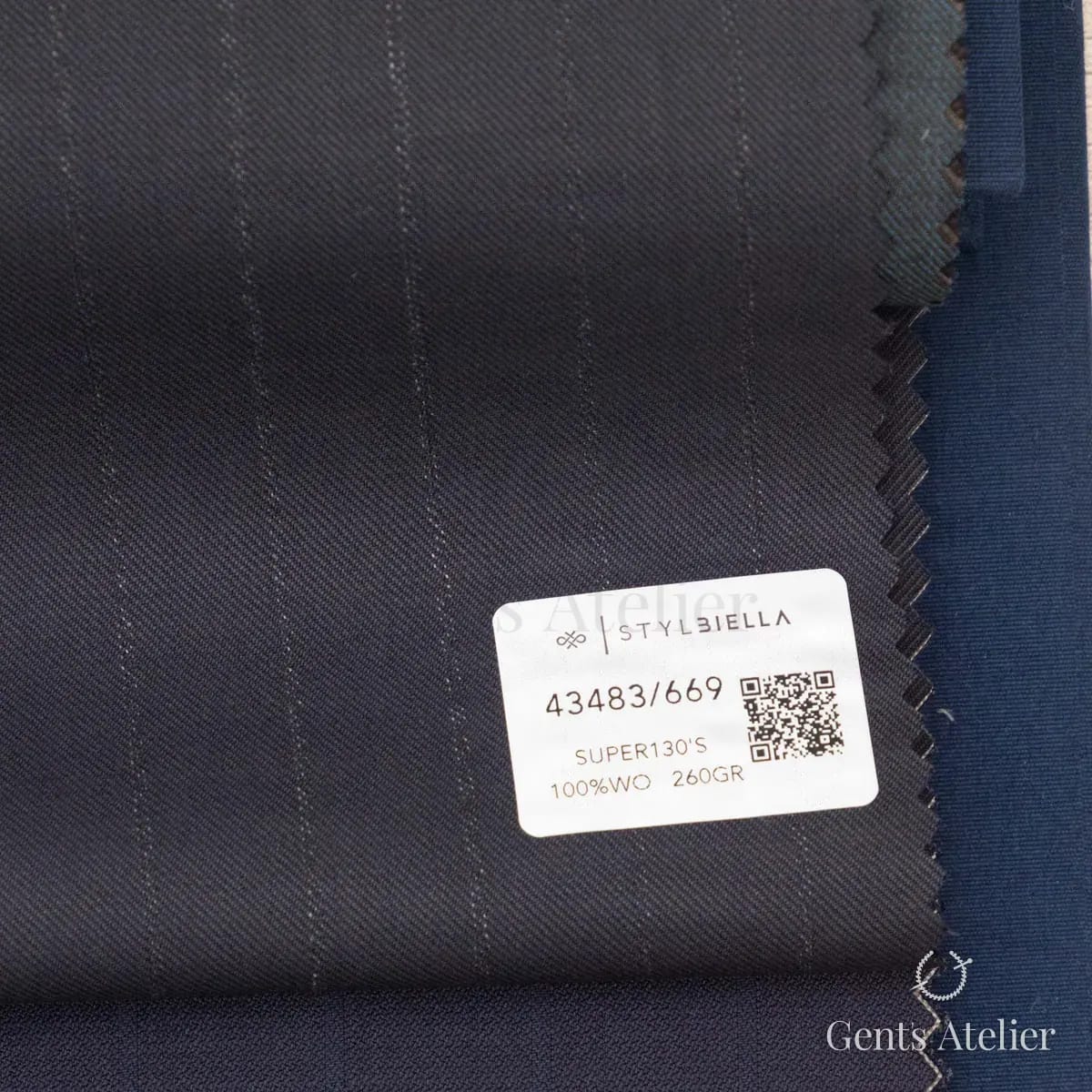 Образец ткани Stylbiella 43483/669 с этикеткой, тёмно-синий