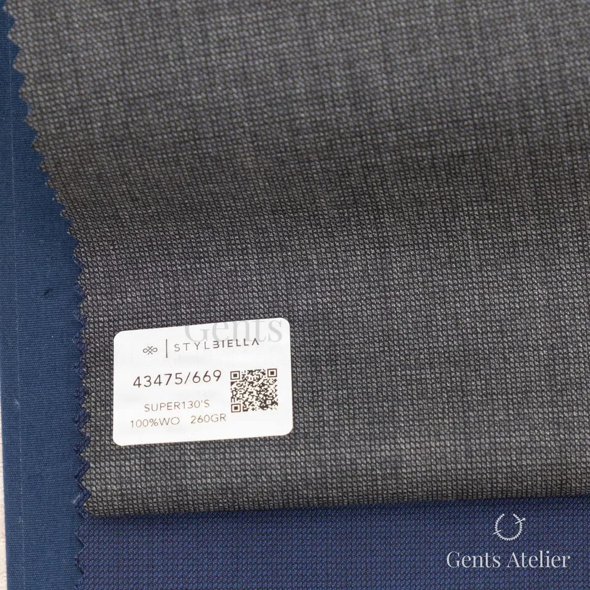 Образец ткани Stylbiella 43475/669 с этикеткой, тёмно-серый