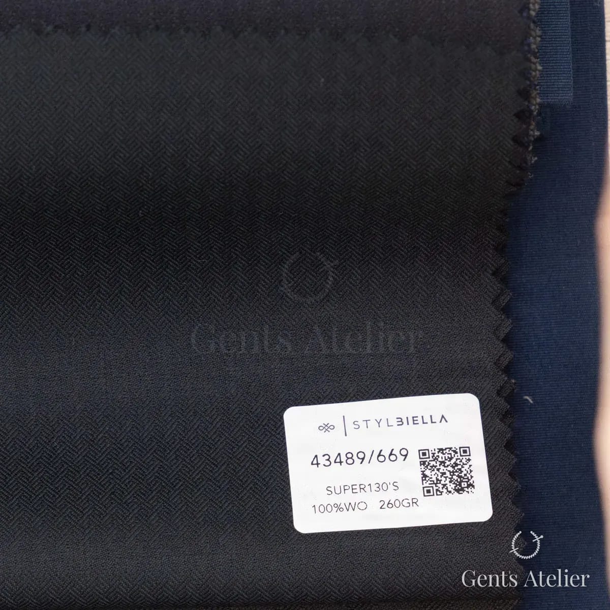Образец ткани Stylbiella 43489/669 с этикеткой, графитовый