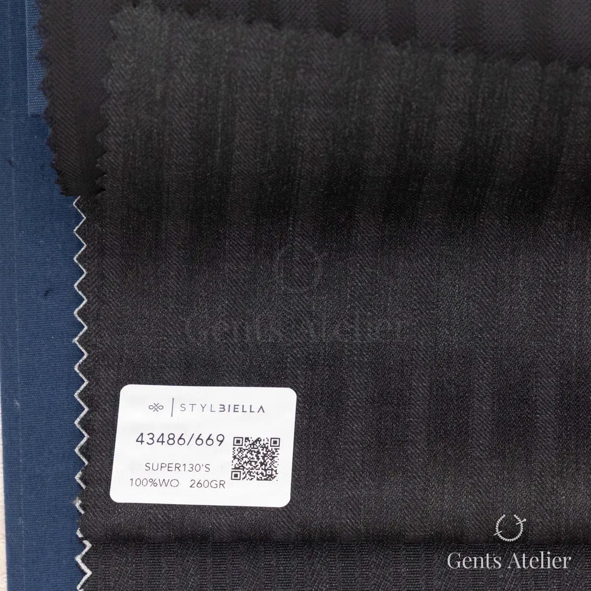 Образец ткани Stylbiella 43486/669 с этикеткой, тёмно-серый