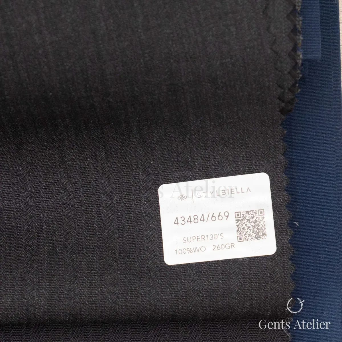 Образец ткани Stylbiella 43484/669 с этикеткой, антрацит