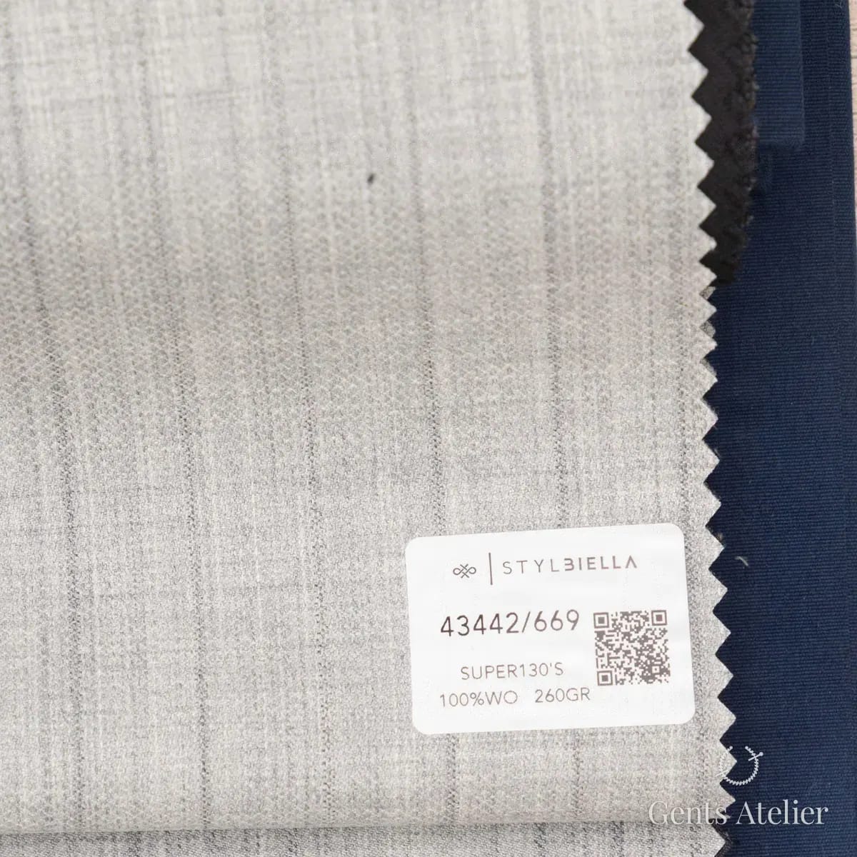 Образец ткани Stylbiella 43442/669 с этикеткой, светло-серый