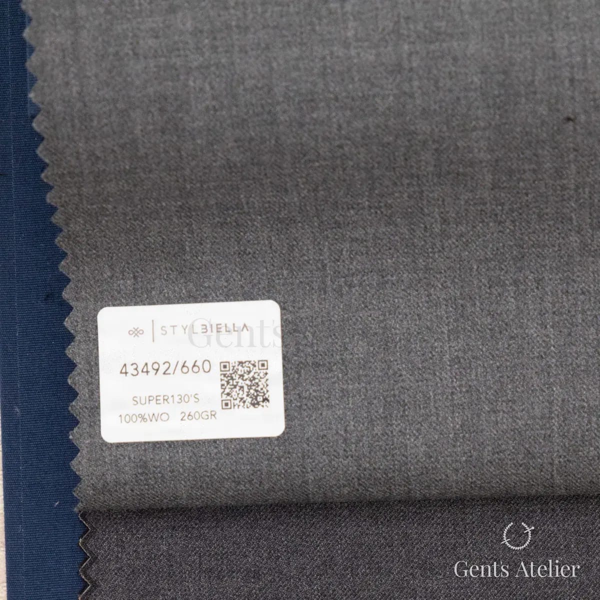 Образец ткани Stylbiella 43492/660 с этикеткой, средне-серый