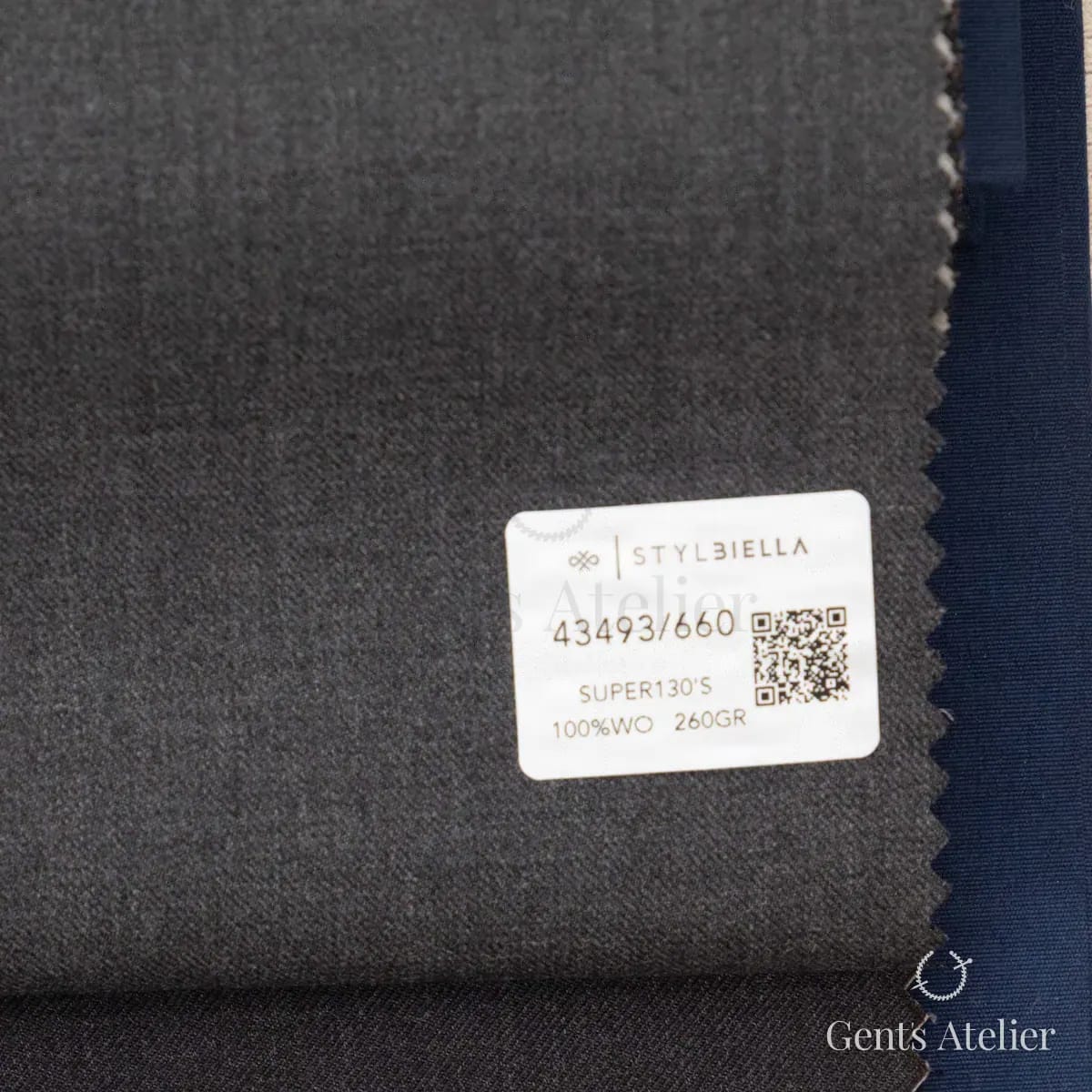 Образец ткани Stylbiella 43493/660 с этикеткой, антрацит