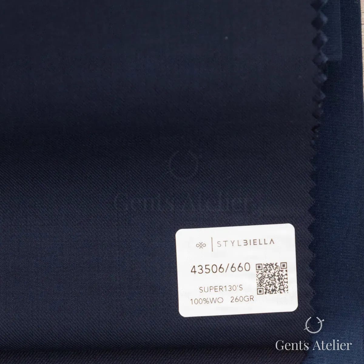 Образец ткани Stylbiella 43506/660 с этикеткой, тёмно-синий