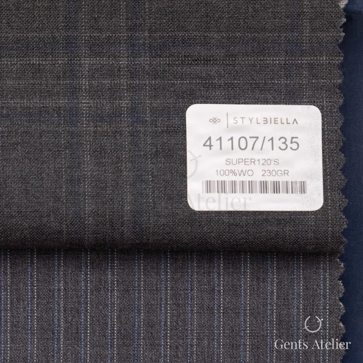 Образец ткани Stylbiella 41107/135 с этикеткой, тёмно-серый
