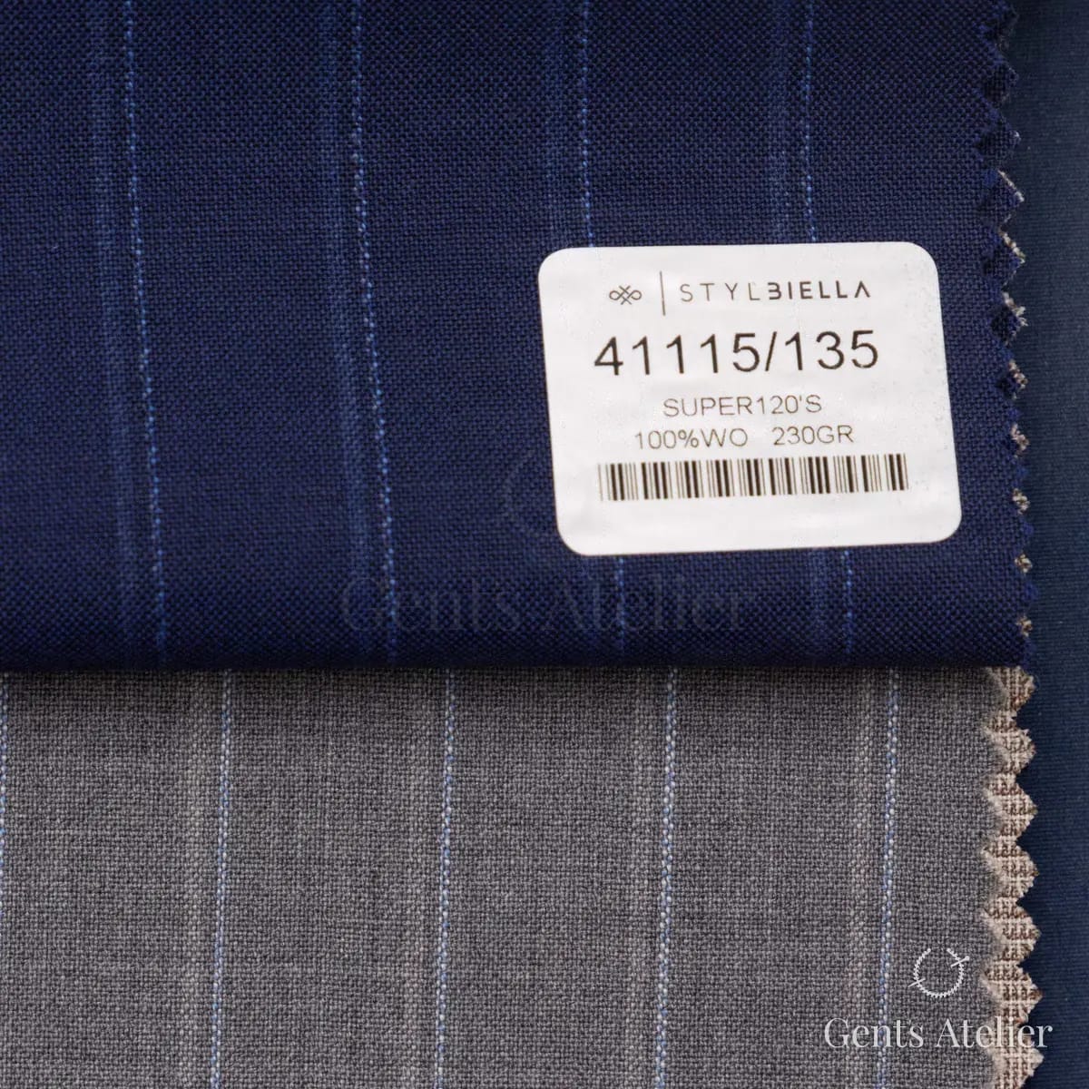 Образец ткани Stylbiella 41115/135 с этикеткой, тёмно-синий
