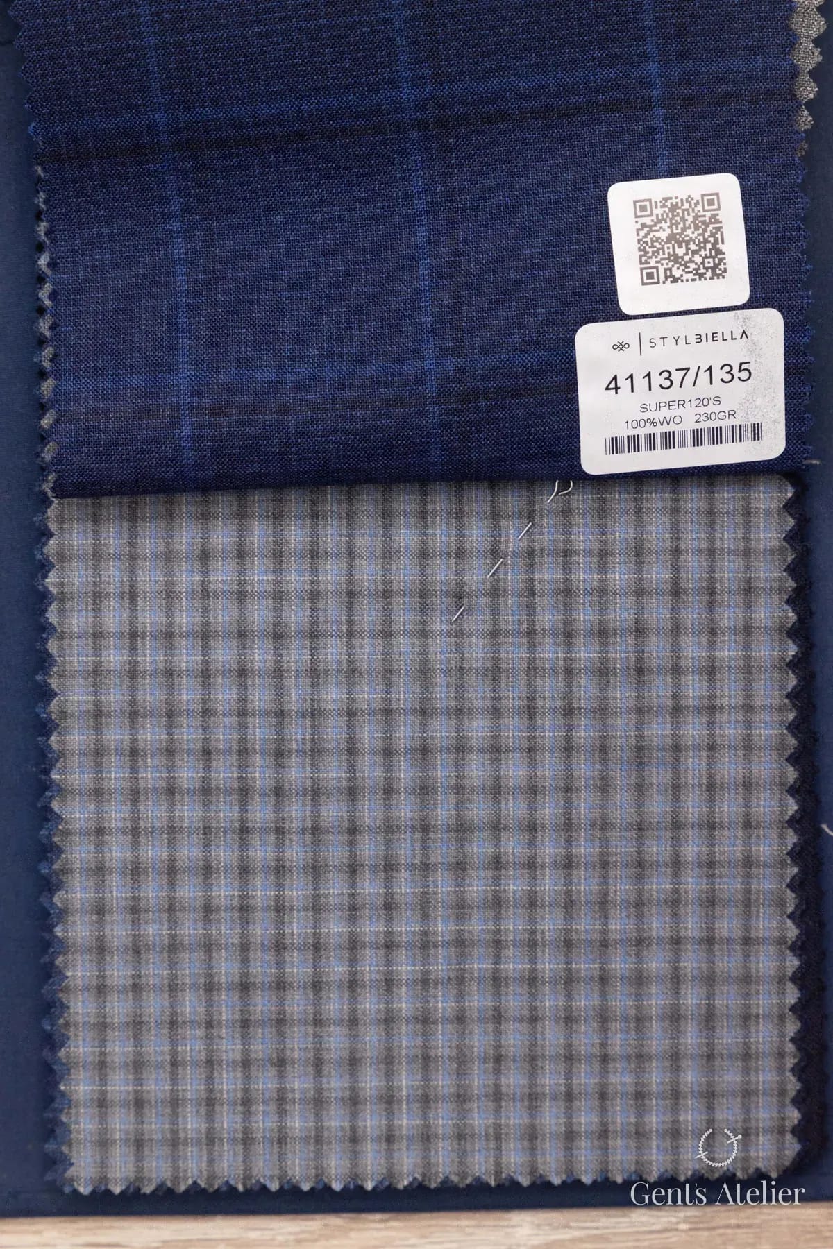 Образец ткани Stylbiella 41137/135 с этикеткой, тёмно-синий