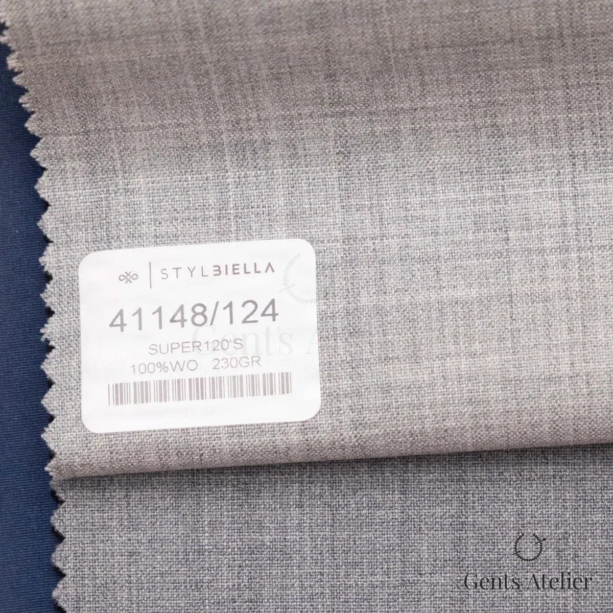 Образец ткани Stylbiella 41148/124 с этикеткой, светло-серый