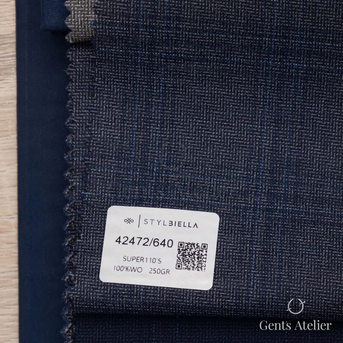 Образец ткани Stylbiella 42472/640 с этикеткой, тёмно-синий