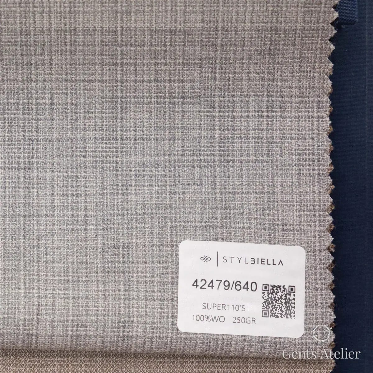 Образец ткани Stylbiella 42479/640 с этикеткой, светло-серый