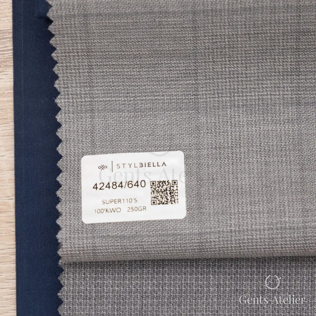 Образец ткани Stylbiella 42484/640 с этикеткой, светло-серый