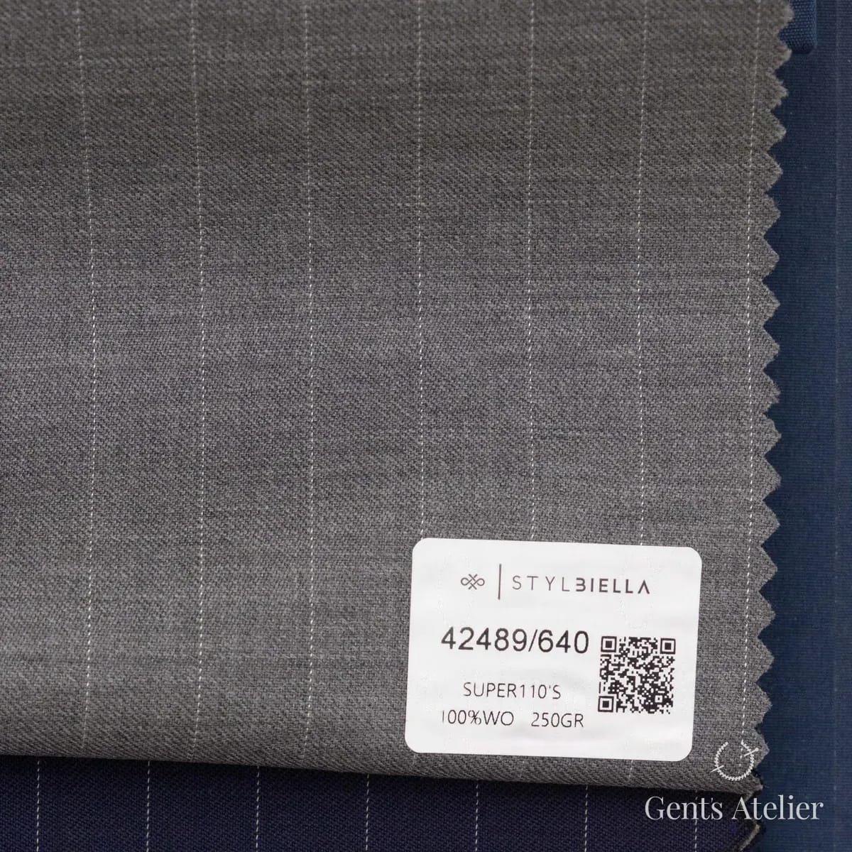 Образец ткани Stylbiella 42489/640 с этикеткой, средне-серый