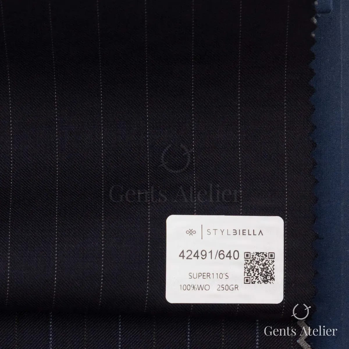 Образец ткани Stylbiella 42491/640 с этикеткой, тёмно-синий
