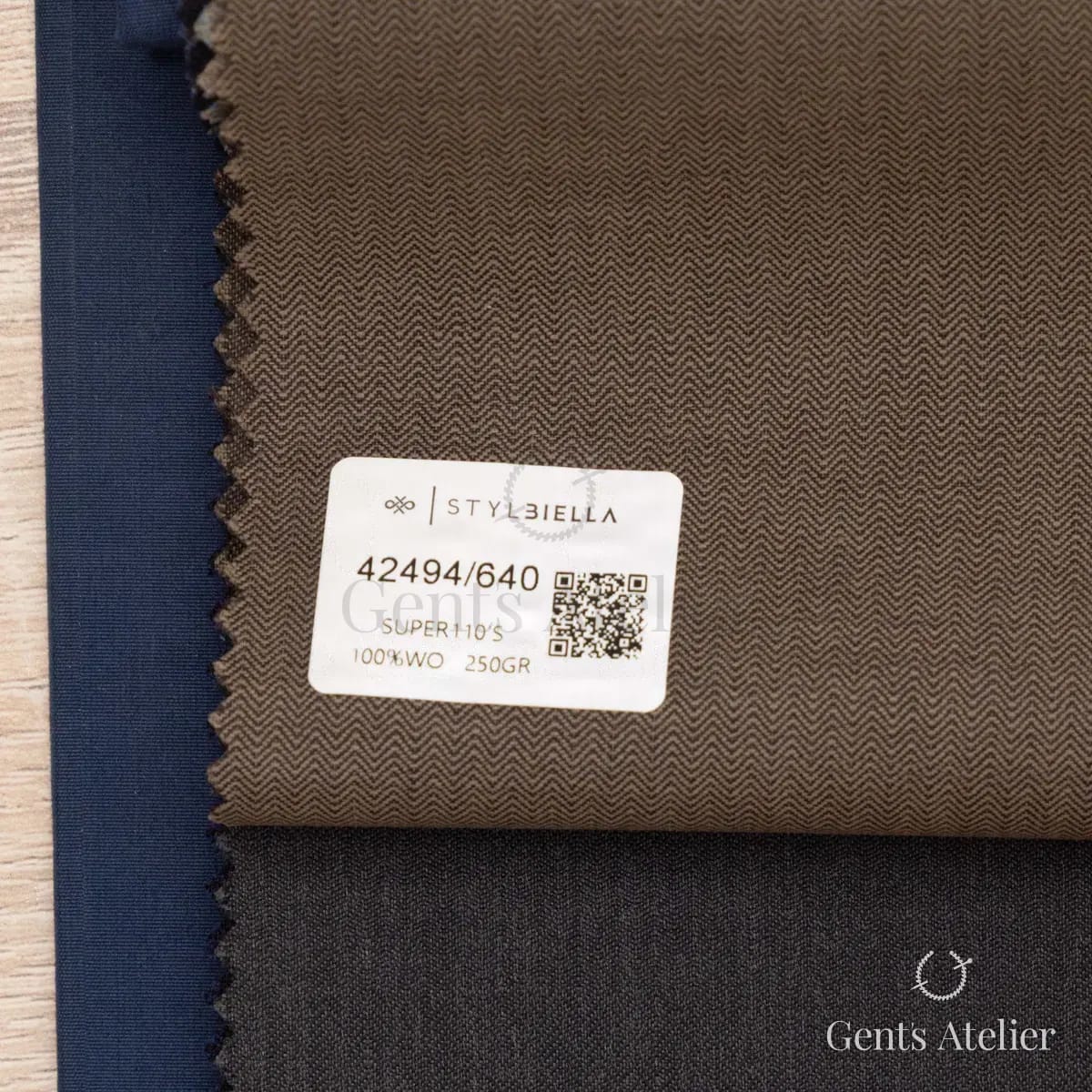 Образец ткани Stylbiella 42494/640 с этикеткой, антрацит