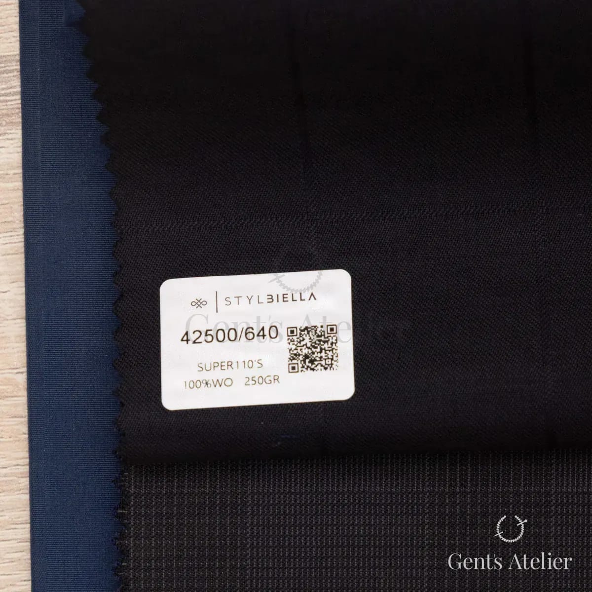 Образец ткани Stylbiella 42500/640 с этикеткой, серый