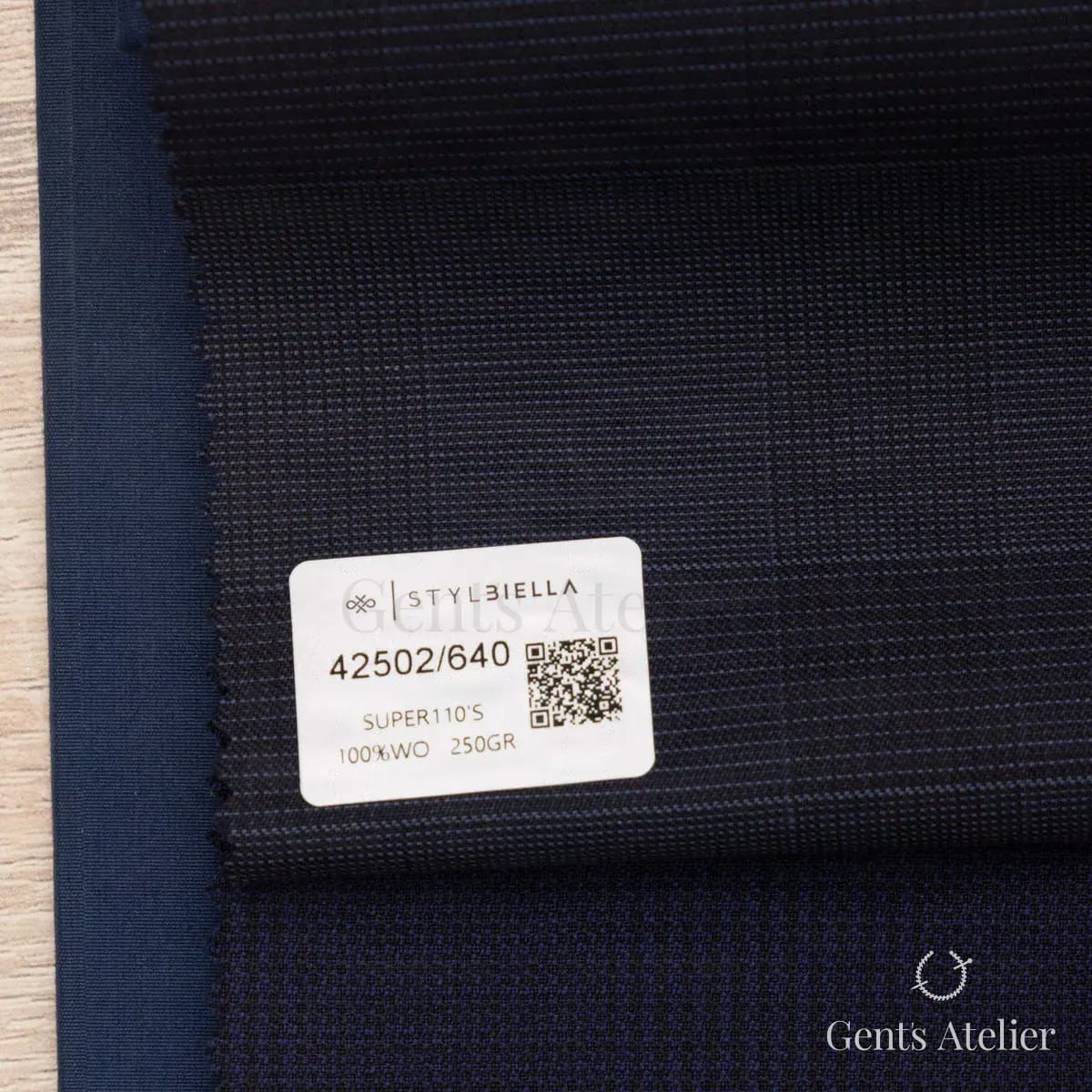 Образец ткани Stylbiella 42502/640 с этикеткой, тёмно-синий