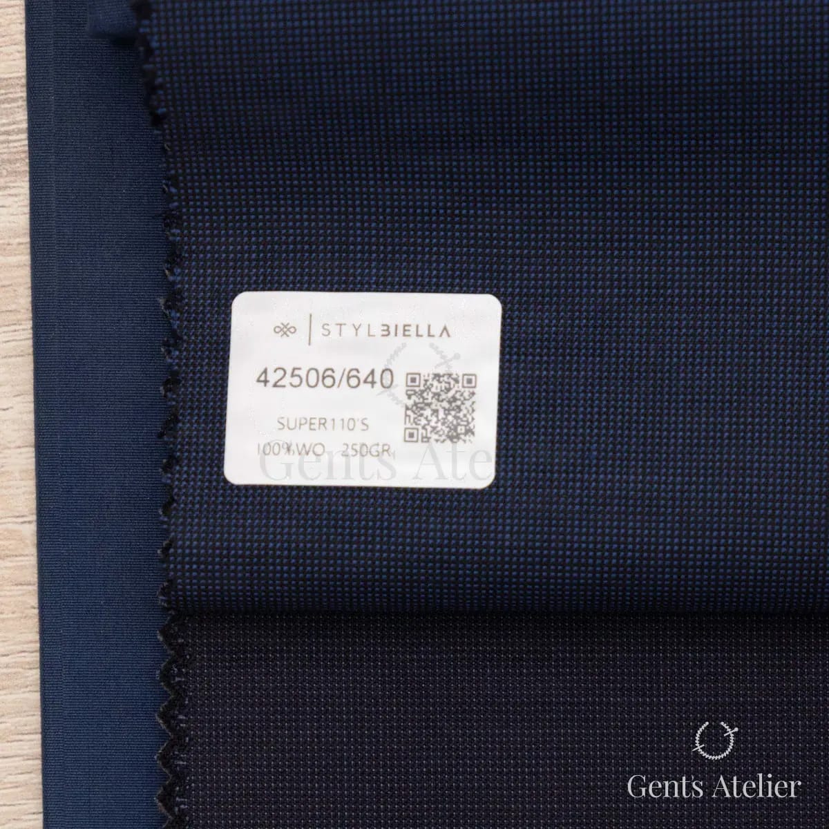 Образец ткани Stylbiella 42506/640 с этикеткой, тёмно-синий