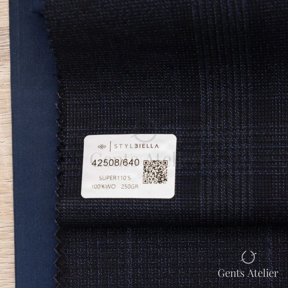 Образец ткани Stylbiella 42508/640 с этикеткой, тёмно-синий