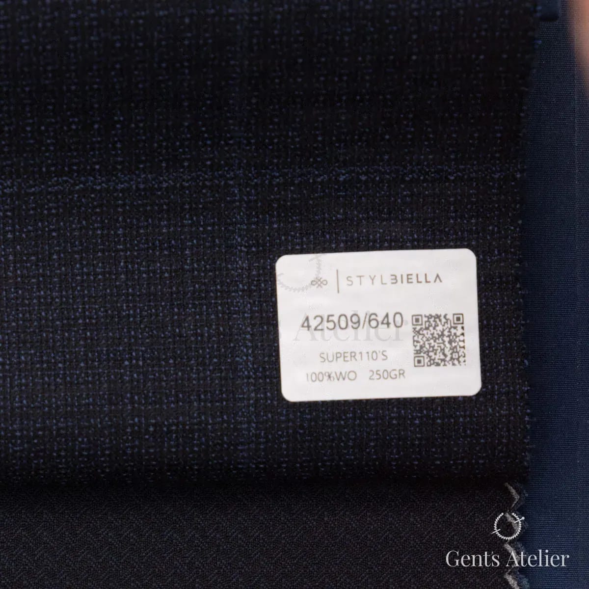 Образец ткани Stylbiella 42509/640 с этикеткой, тёмно-синий