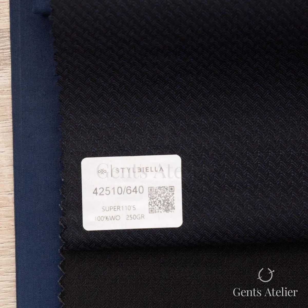 Образец ткани Stylbiella 42510/640 с этикеткой, тёмно-синий