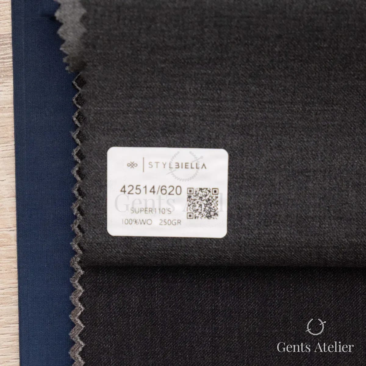 Образец ткани Stylbiella 42514/620 с этикеткой, тёмно-серый