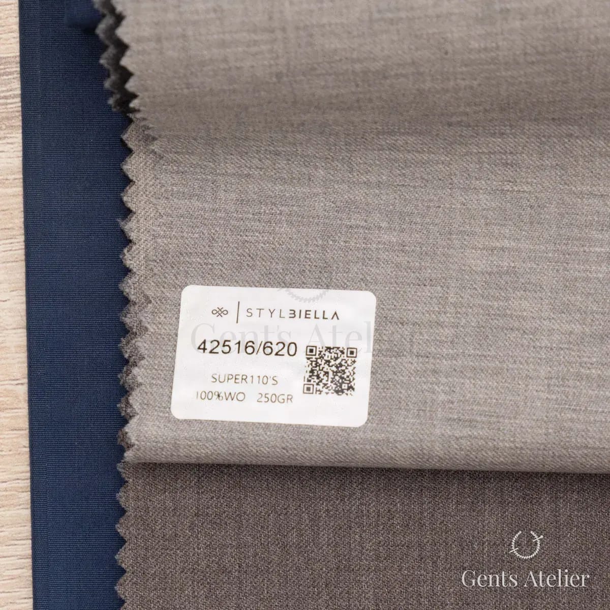 Образец ткани Stylbiella 42516/620 с этикеткой, светло-бежевый