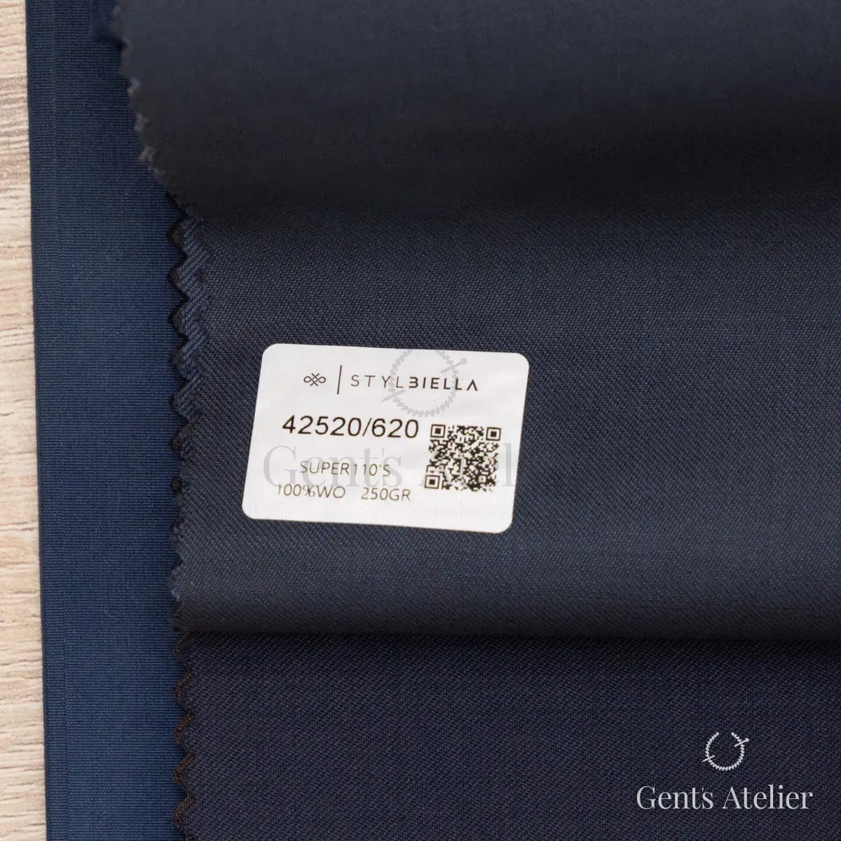 Образец ткани Stylbiella 42520/620 с этикеткой, тёмно-синий