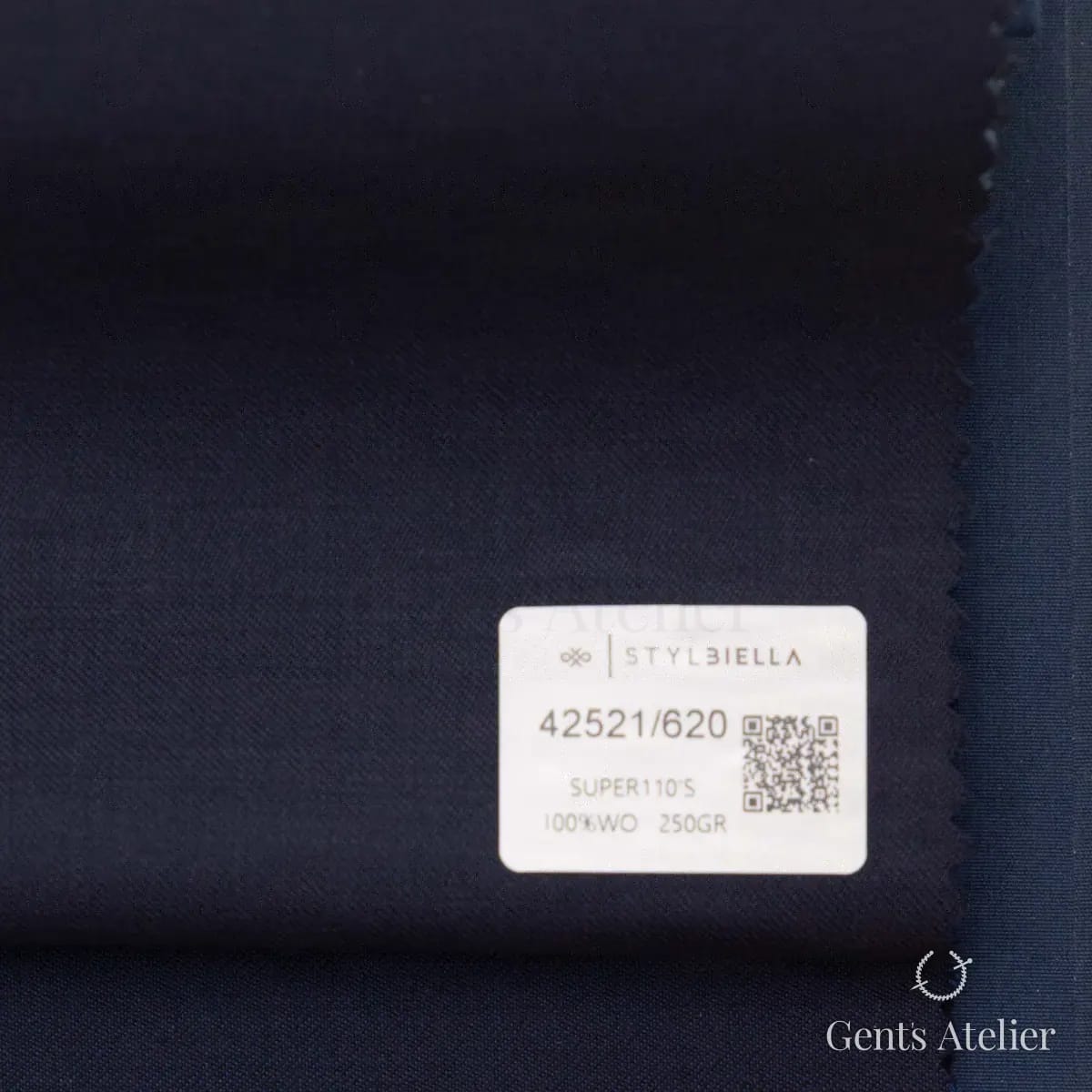 Образец ткани Stylbiella 42521/620 с этикеткой, тёмно-синий
