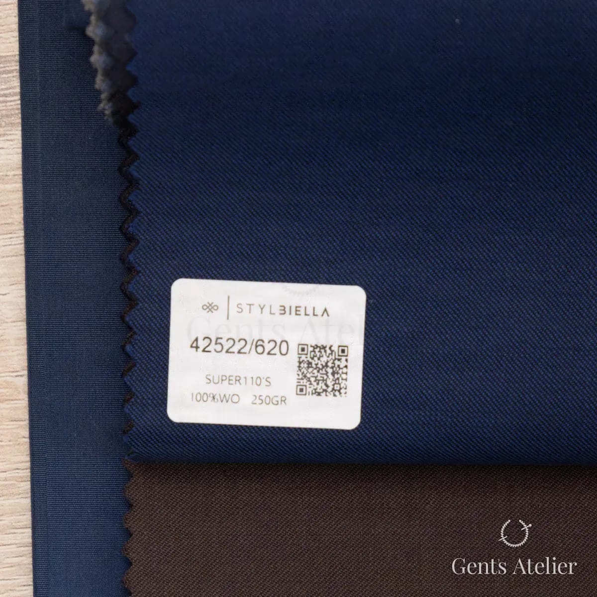 Образец ткани Stylbiella 42522/620 с этикеткой, тёмно-коричневый