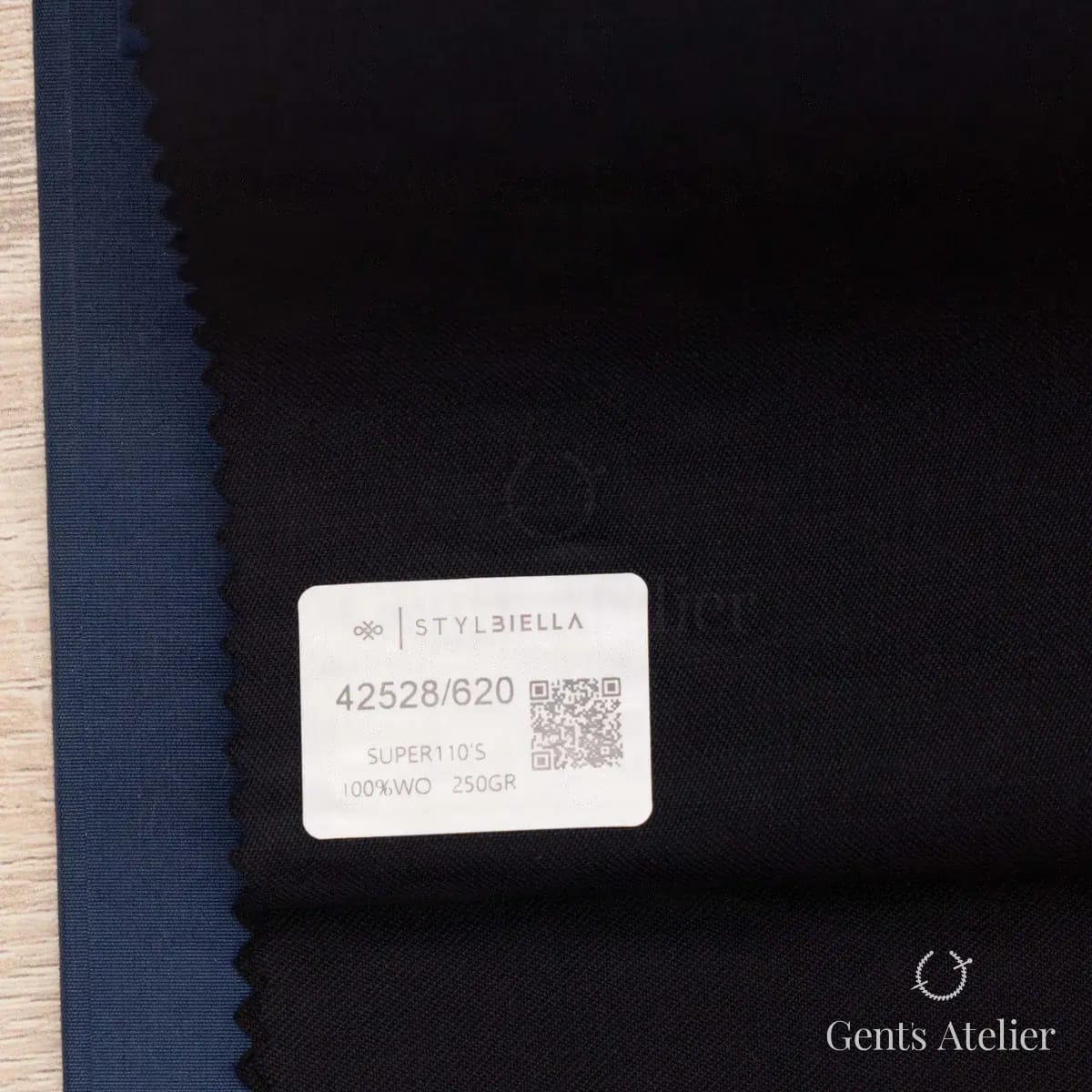 Образец ткани Stylbiella 42528/620 с этикеткой, тёмно-синий