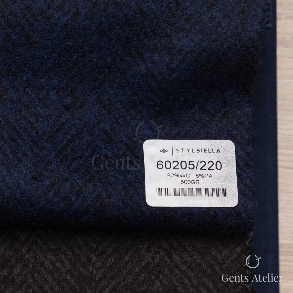 Образец ткани Stylbiella 60205/220 с этикеткой, тёмно-синий