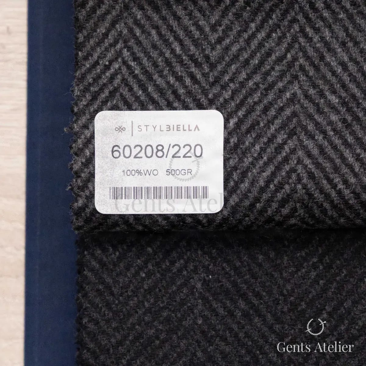 Образец ткани Stylbiella 60208/220 с этикеткой, тёмно-серый