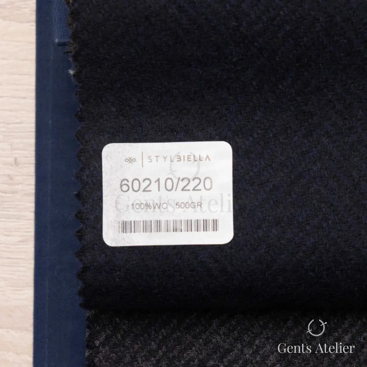Образец ткани Stylbiella 60210/220 с этикеткой, тёмно-синий