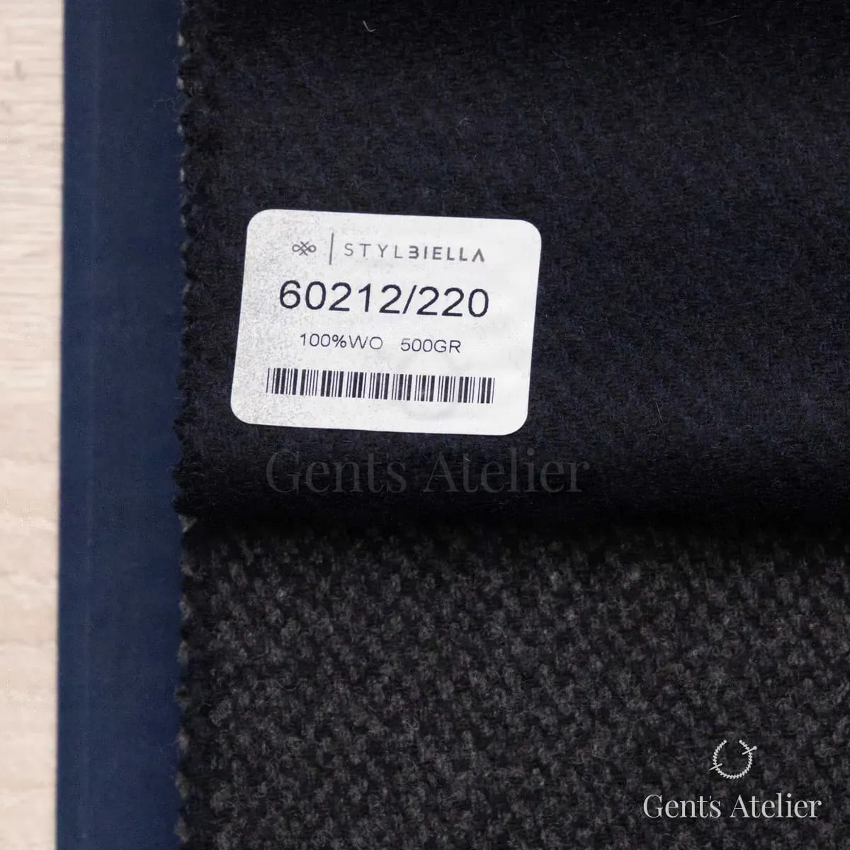 Образец ткани Stylbiella 60212/220 с этикеткой, тёмно-синий