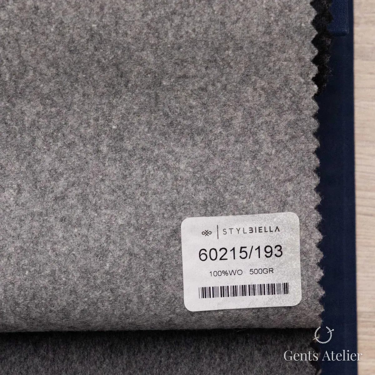 Образец ткани Stylbiella 60215/193 с этикеткой, светло-серый