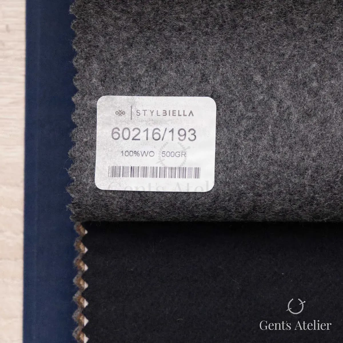 Образец ткани Stylbiella 60216/193 с этикеткой, серый